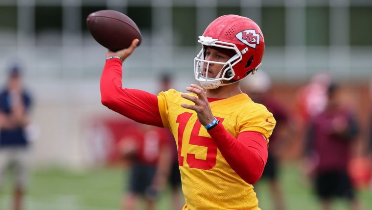 膝負傷のチーフスQBマホームズにトレーニングキャンプ参加の許可 | NFL
